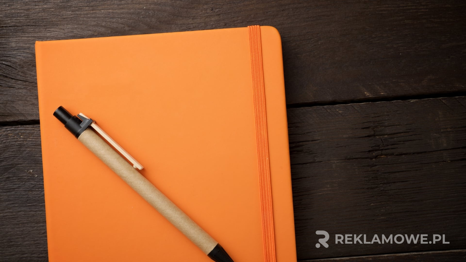 Portfel reklamowy z logo firmy na tle biznesowym