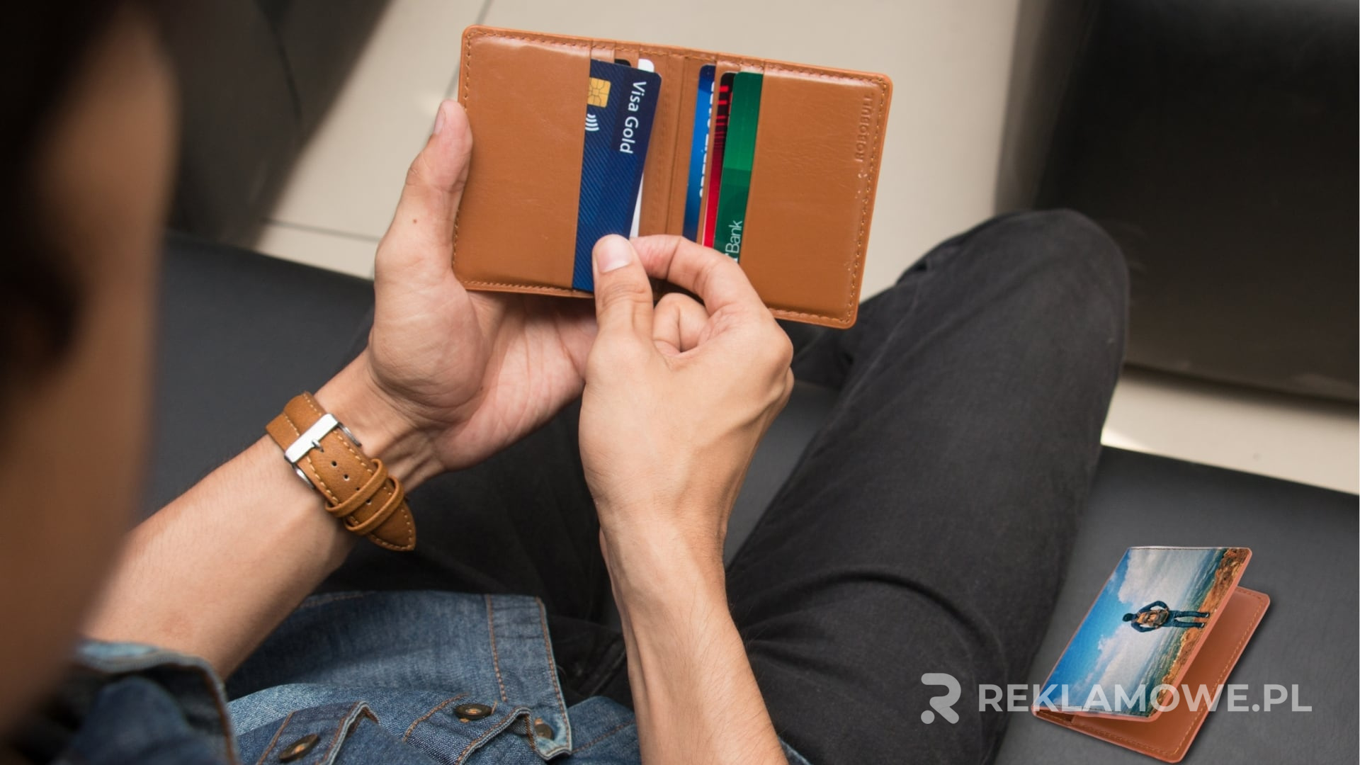 Różne materiały używane do produkcji portfeli reklamowych