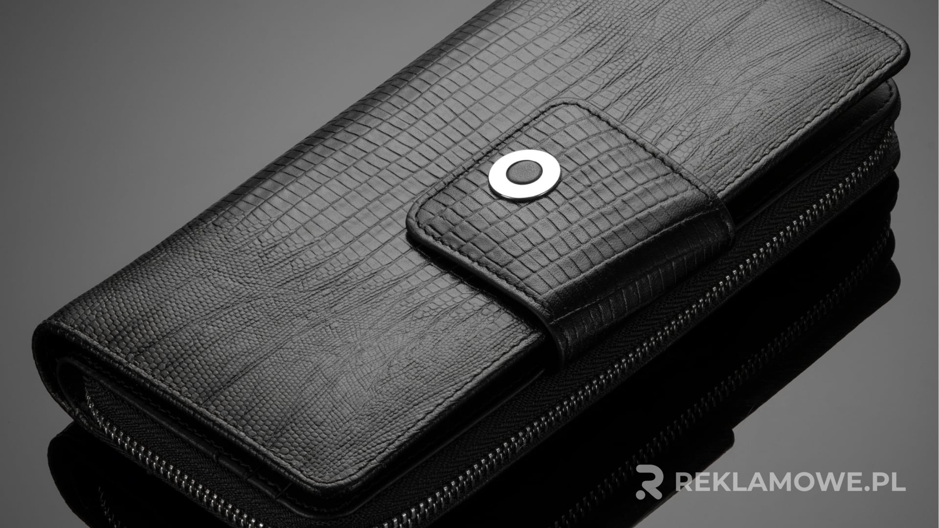 Portfel reklamowy w rękach biznesmena