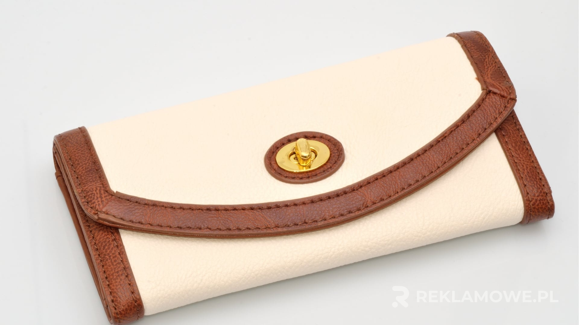 Profesjonalny portfel reklamowy na tle przygotowań do wydarzenia firmowego