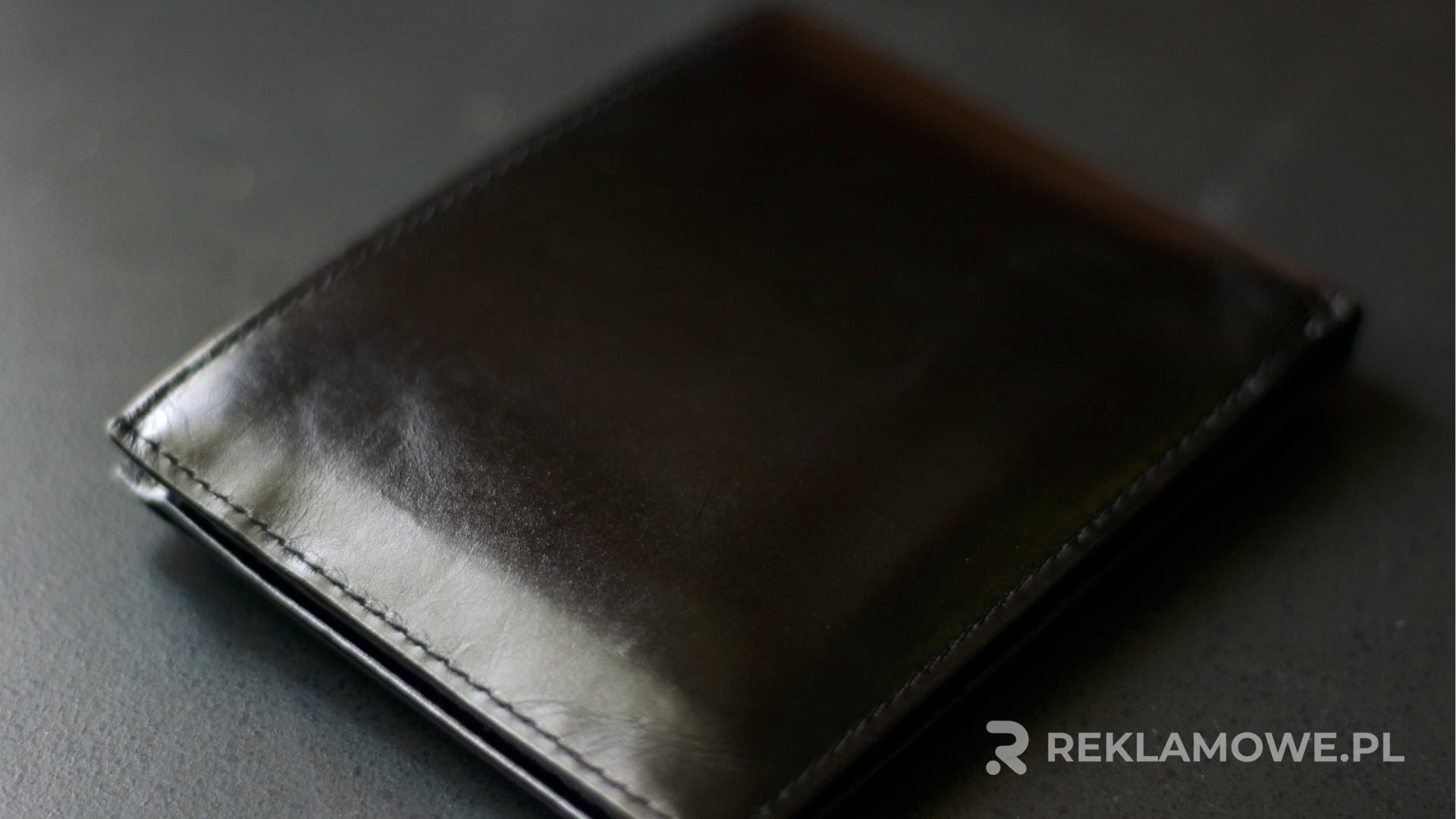 Portfele reklamowe w marketingu Portfel reklamowy na tle stołu