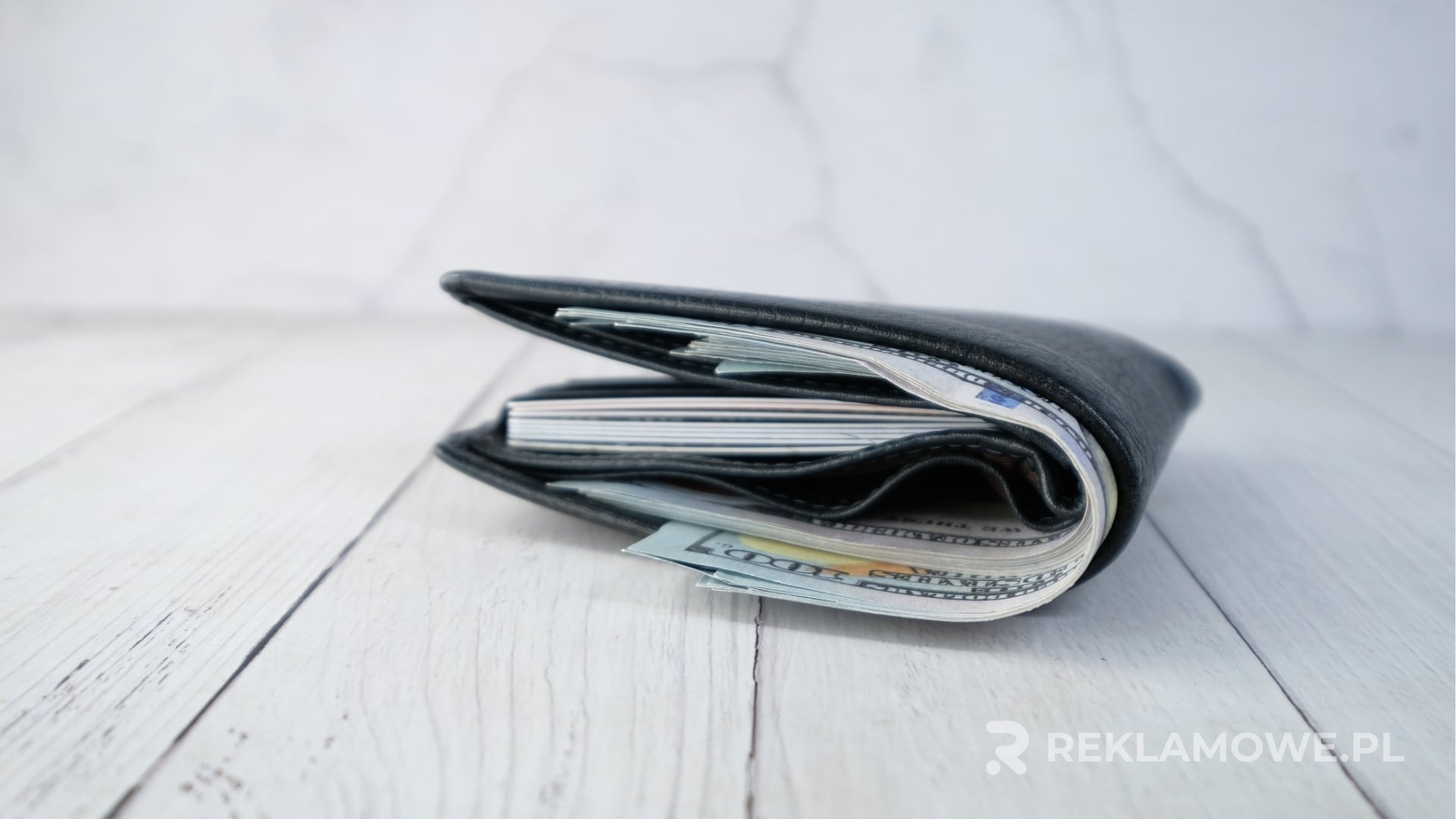 Jak skutecznie projektować portfele reklamowe? Kolorowe portfele reklamowe na biurku