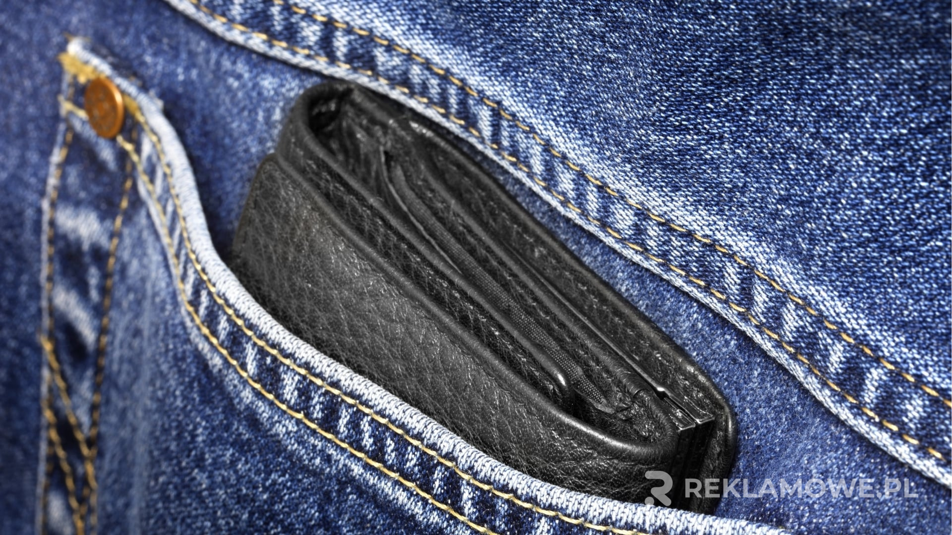 Portfel reklamowy na stole z materiałami marketingowymi